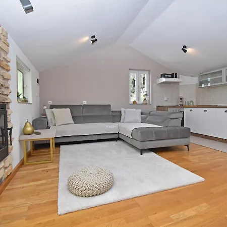 Old Dalmatian House With Jacuzzi Martine