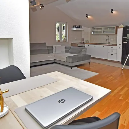 Сasa de vacaciones Old Dalmatian House With Jacuzzi Martine Tučepi